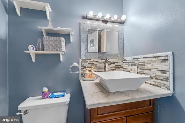 57 S OAK AVE, Aldan, PA 19018