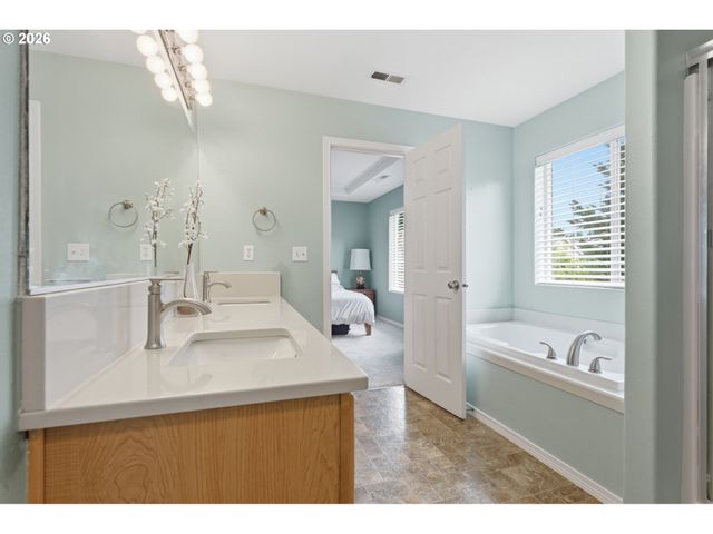 2528 N ROGER SMITH Dr, Newberg, OR 97132