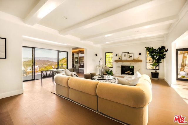 8921 Appian Way, Los Angeles, CA 90046