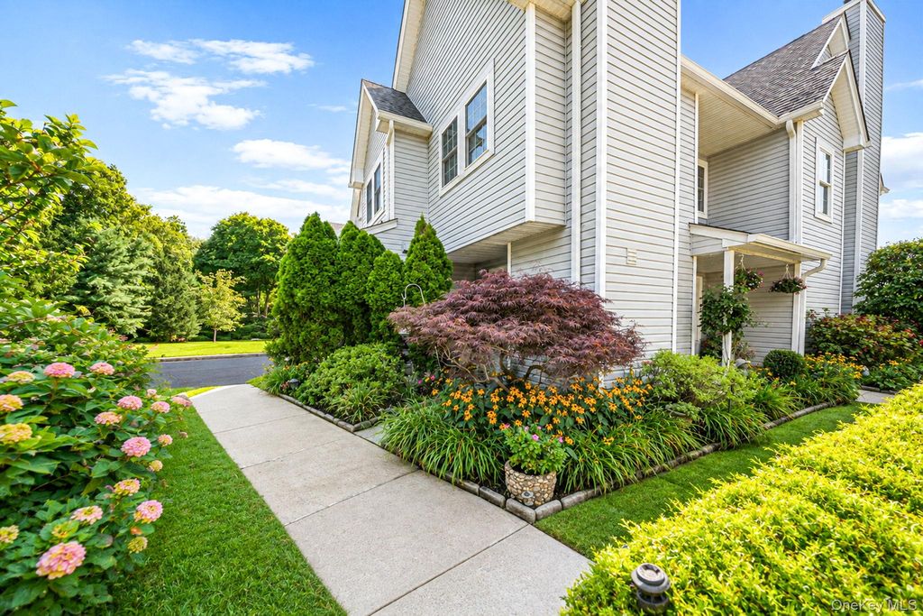112 Erin Lane, East Setauket, NY 11733 — photo 2
