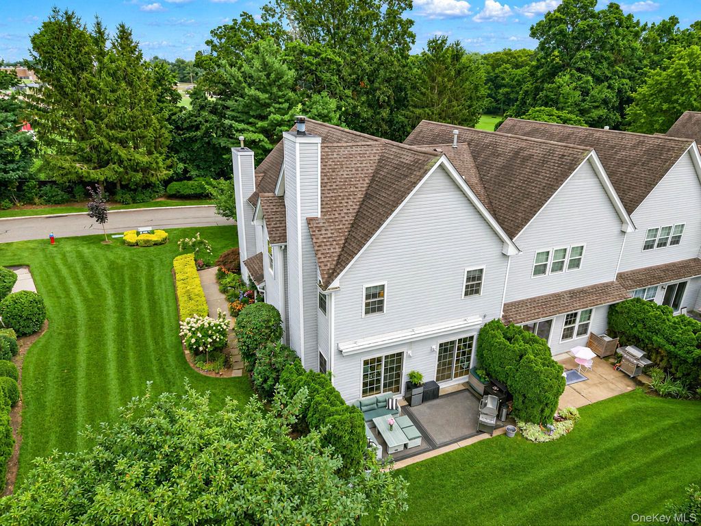 112 Erin Lane, East Setauket, NY 11733 — photo 4