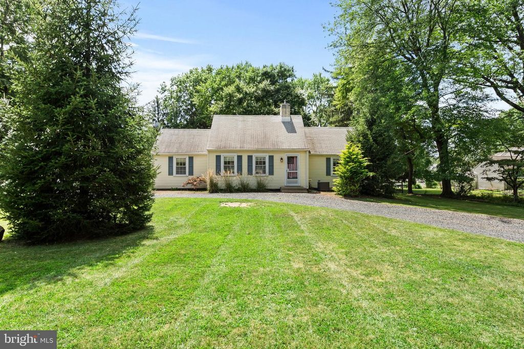 102 E BRISTOL RD, Warminster, PA 18974