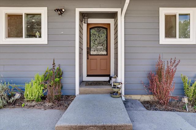 19011 Siesta Dr, Penn Valley, CA 95946