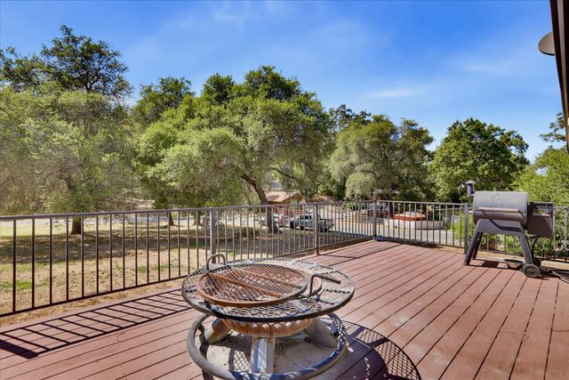 19011 Siesta Dr, Penn Valley, CA 95946