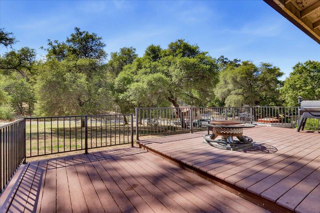 19011 Siesta Dr, Penn Valley, CA 95946
