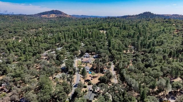 19011 Siesta Dr, Penn Valley, CA 95946