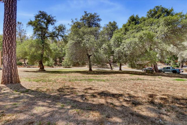 19011 Siesta Dr, Penn Valley, CA 95946
