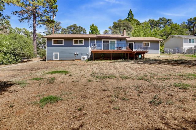 19011 Siesta Dr, Penn Valley, CA 95946