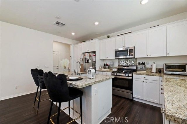 6073 Sendero Avenue, Eastvale, CA 92880