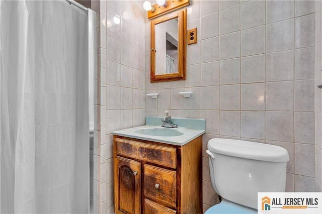 8 Whitehall Avenue, Edison, NJ 08820