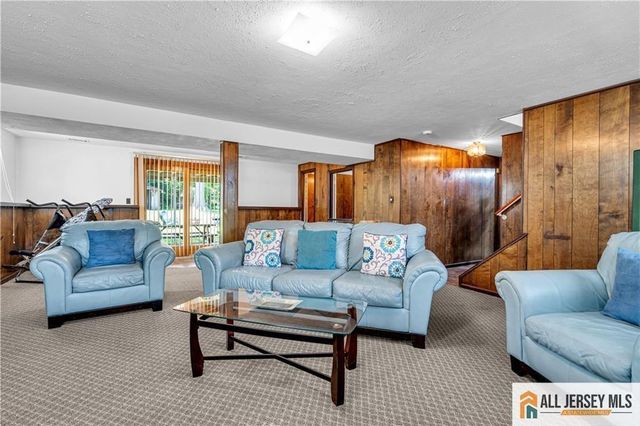 8 Whitehall Avenue, Edison, NJ 08820