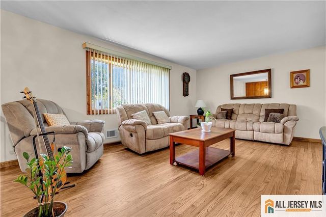 8 Whitehall Avenue, Edison, NJ 08820