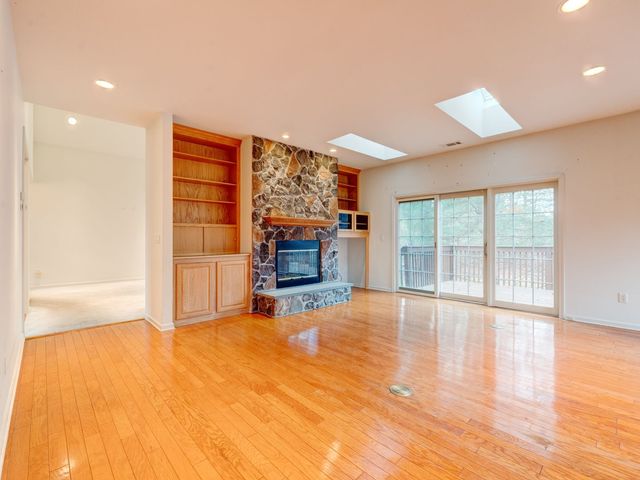 24 Worthington Drive 24, Farmington, CT 06032