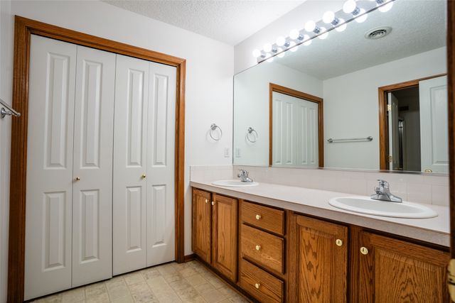 5025 Copper Creek Drive, Pleasant Hill, IA 50327