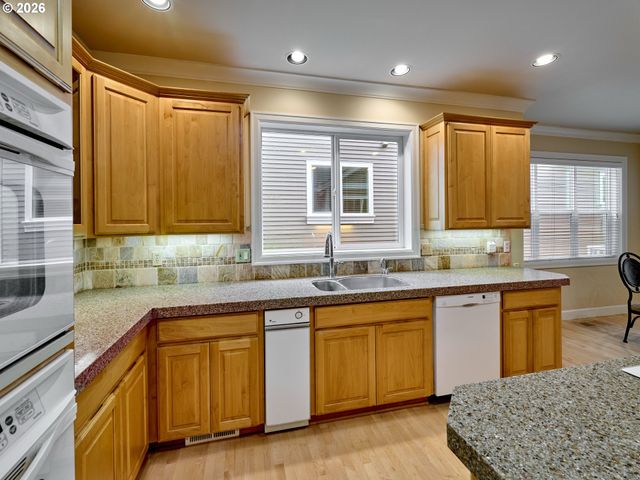 4746 AMHERST Ct, Lake Oswego, OR 97035