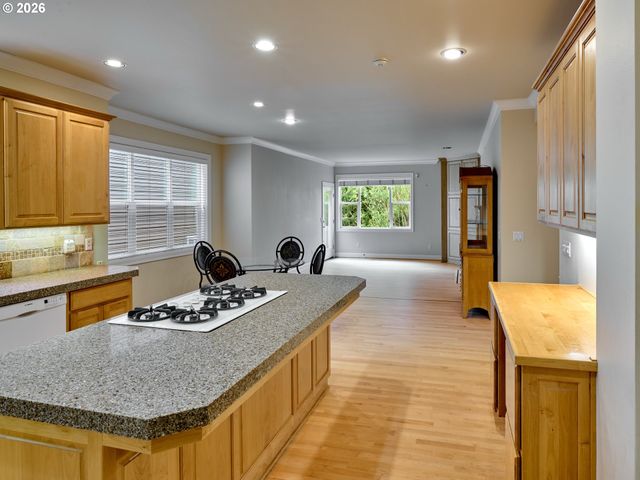 4746 AMHERST Ct, Lake Oswego, OR 97035
