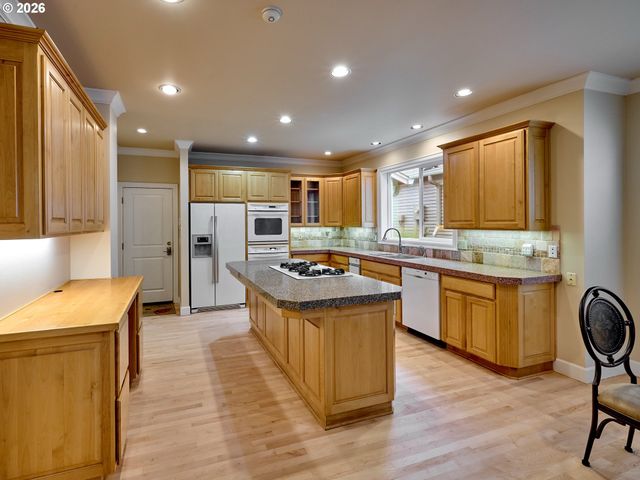 4746 AMHERST Ct, Lake Oswego, OR 97035