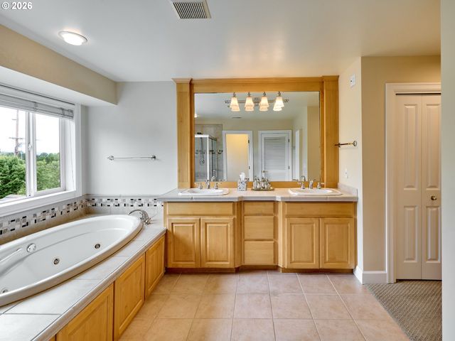 4746 AMHERST Ct, Lake Oswego, OR 97035