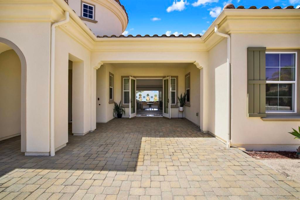 Image 3 of property listing at 15717 Montbury Pl, San Diego, CA 92131