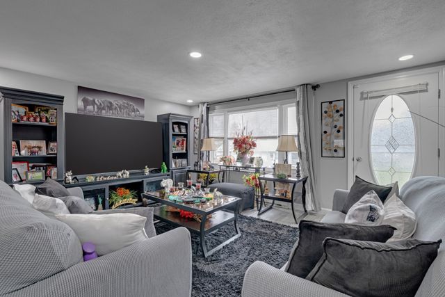 23 Chartier Ln, Southbridge, MA 01550