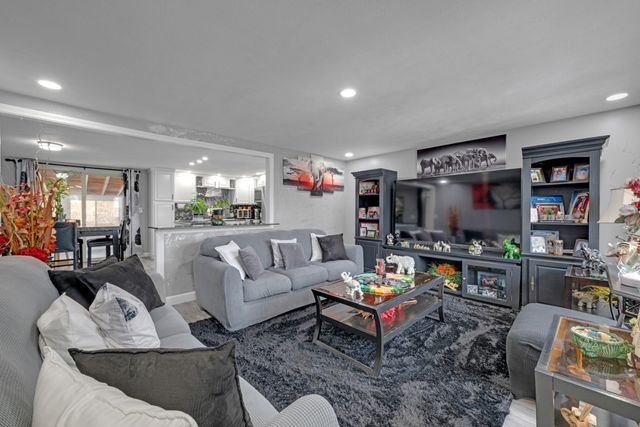 23 Chartier Ln, Southbridge, MA 01550