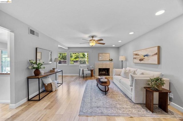 2715 Lyon Cir, Concord, CA 94518