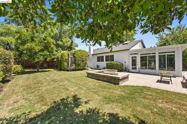 2715 Lyon Cir, Concord, CA 94518