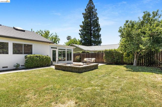 2715 Lyon Cir, Concord, CA 94518
