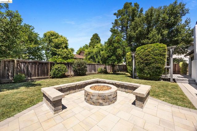 2715 Lyon Cir, Concord, CA 94518