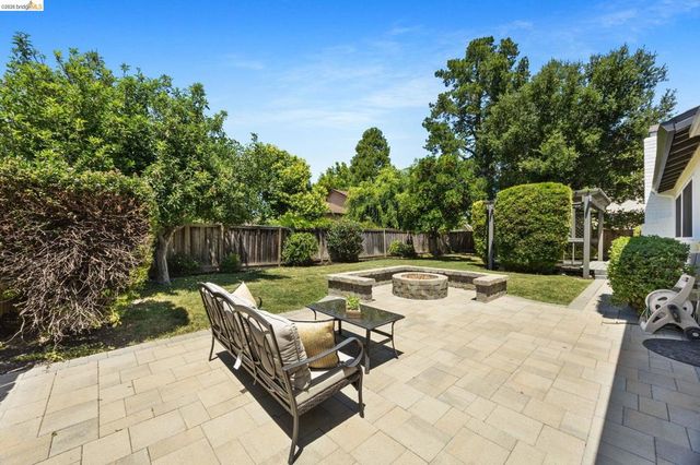 2715 Lyon Cir, Concord, CA 94518
