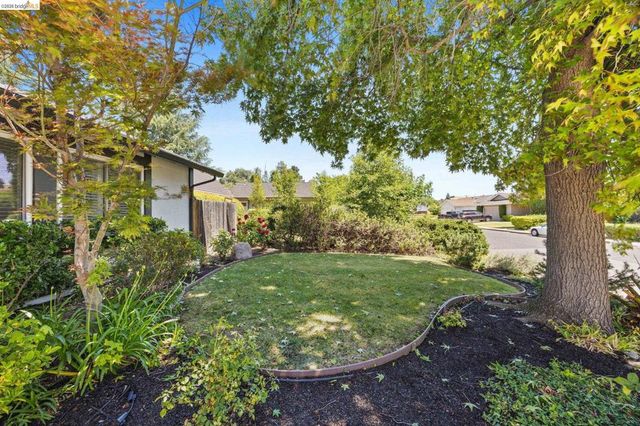 2715 Lyon Cir, Concord, CA 94518