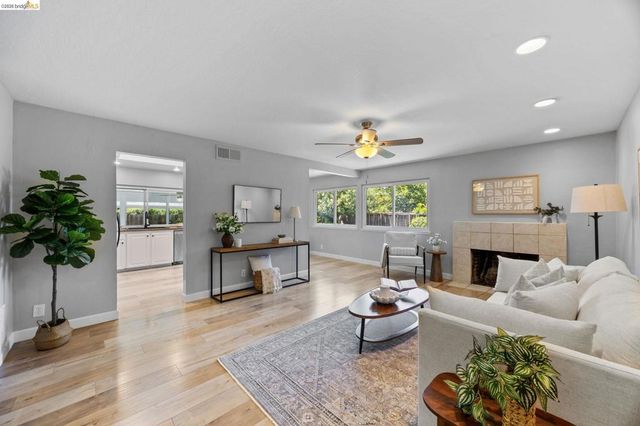 2715 Lyon Cir, Concord, CA 94518