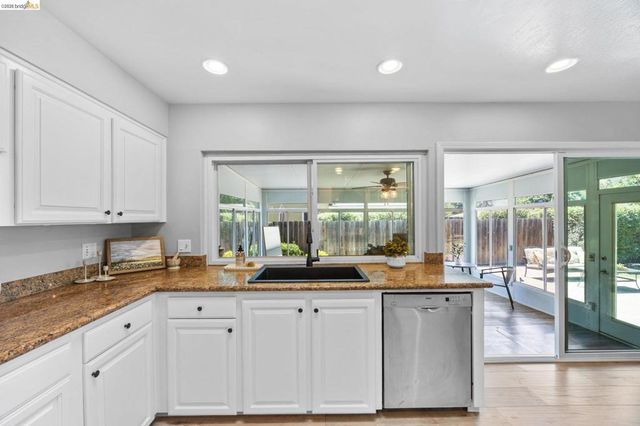 2715 Lyon Cir, Concord, CA 94518