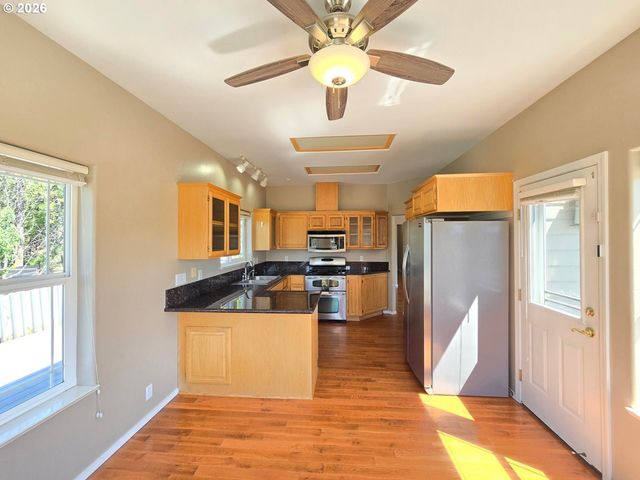 212 WAGON WHEEL Dr, Grants Pass, OR 97527