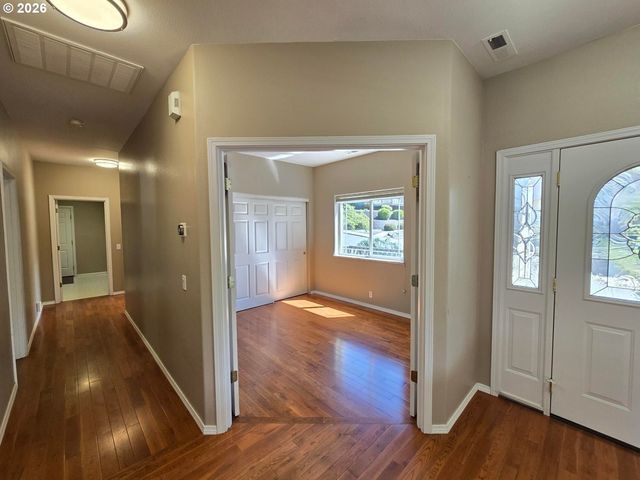 212 WAGON WHEEL Dr, Grants Pass, OR 97527