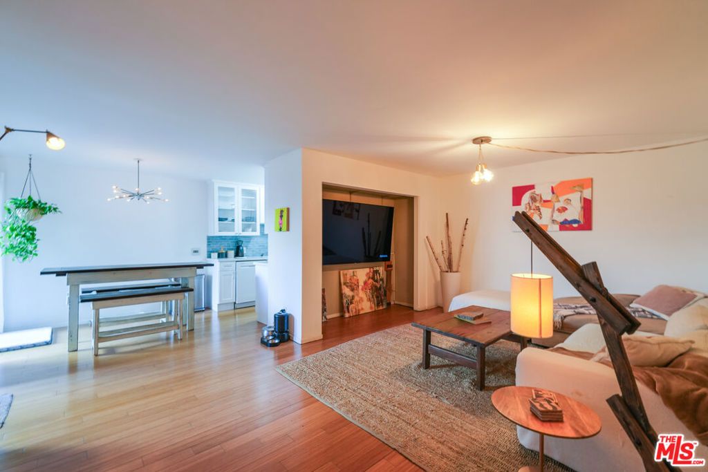 Image 1 of property listing at 532 N Rossmore Avenue 108, Los Angeles, CA 90004