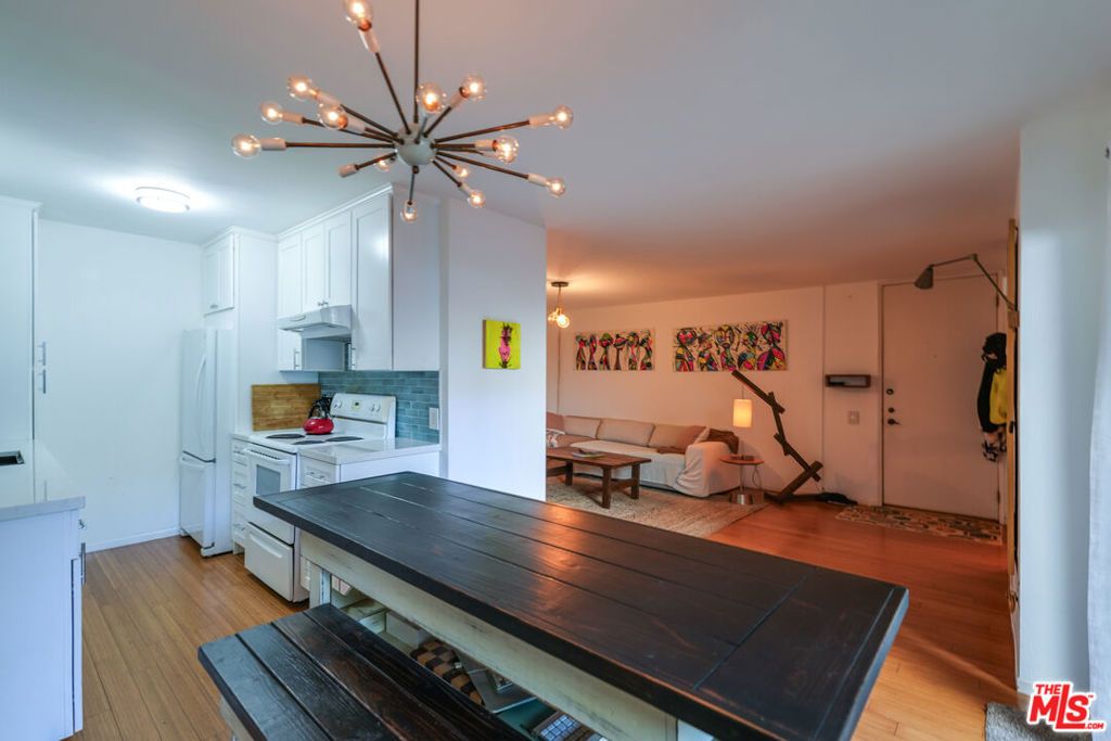 Image 10 of property listing at 532 N Rossmore Avenue 108, Los Angeles, CA 90004