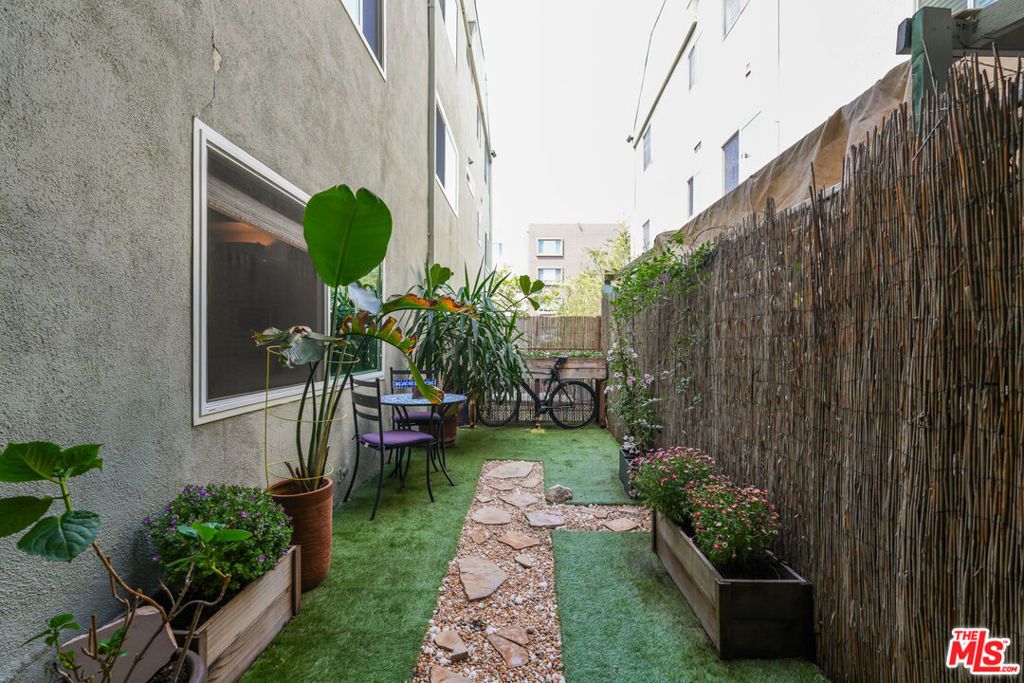 Image 11 of property listing at 532 N Rossmore Avenue 108, Los Angeles, CA 90004