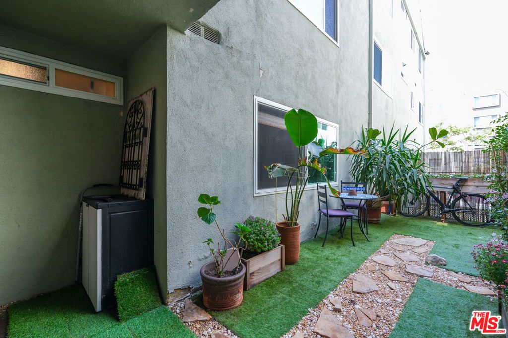 Image 12 of property listing at 532 N Rossmore Avenue 108, Los Angeles, CA 90004
