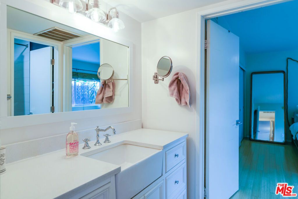 Image 18 of property listing at 532 N Rossmore Avenue 108, Los Angeles, CA 90004