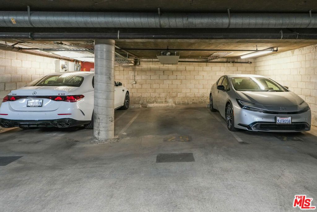 Image 24 of property listing at 532 N Rossmore Avenue 108, Los Angeles, CA 90004