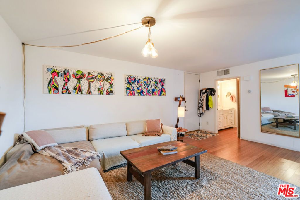 Image 3 of property listing at 532 N Rossmore Avenue 108, Los Angeles, CA 90004