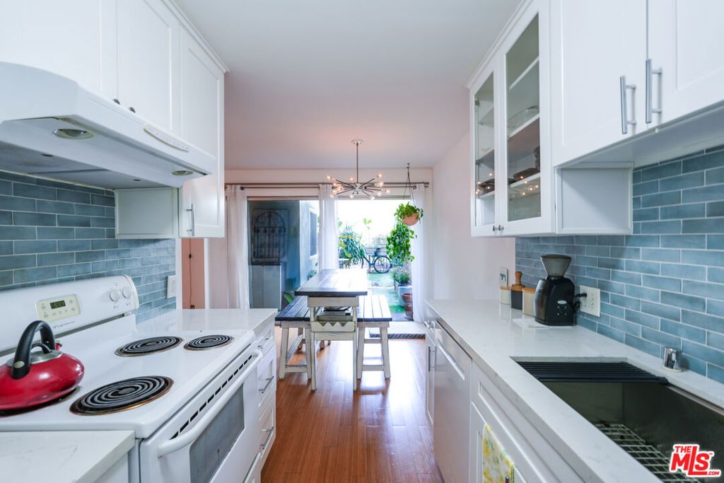 Image 5 of property listing at 532 N Rossmore Avenue 108, Los Angeles, CA 90004