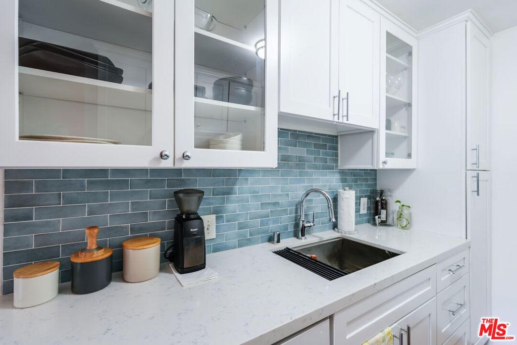 Image 7 of property listing at 532 N Rossmore Avenue 108, Los Angeles, CA 90004