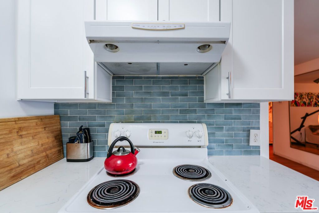 Image 8 of property listing at 532 N Rossmore Avenue 108, Los Angeles, CA 90004