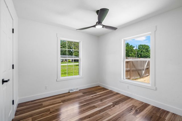 2324 E Huntington Street, Ozark, MO 65721
