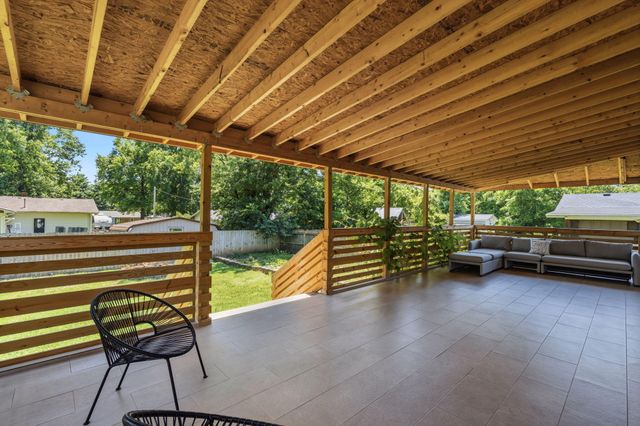 2324 E Huntington Street, Ozark, MO 65721