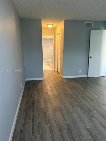 230 Lakeview Drive 209, Weston, FL 33326