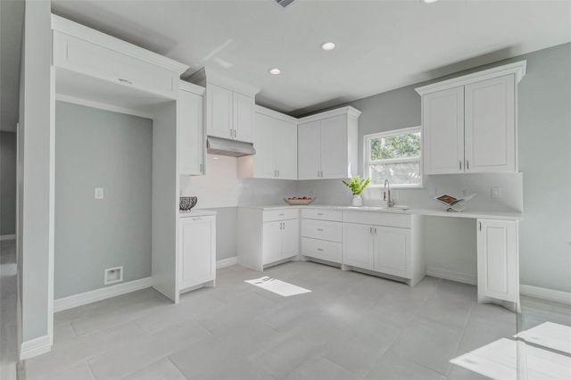 6705 Roanoke St, Houston, TX 77028