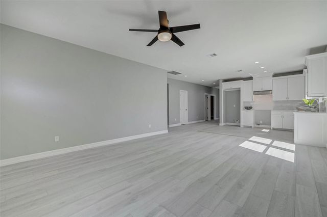 6705 Roanoke St, Houston, TX 77028